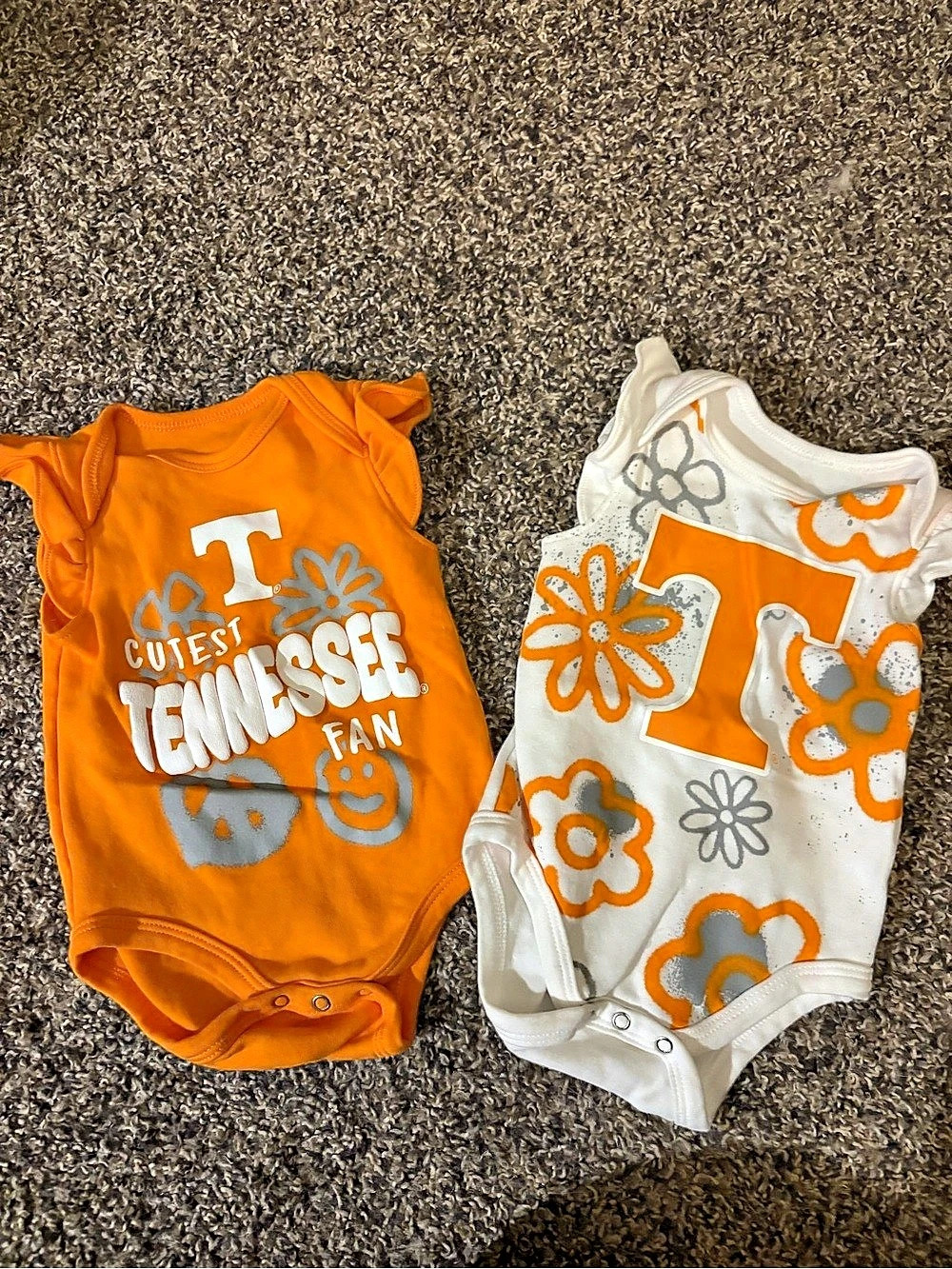 NWOT babies tn volunteer onesies sz 0-3